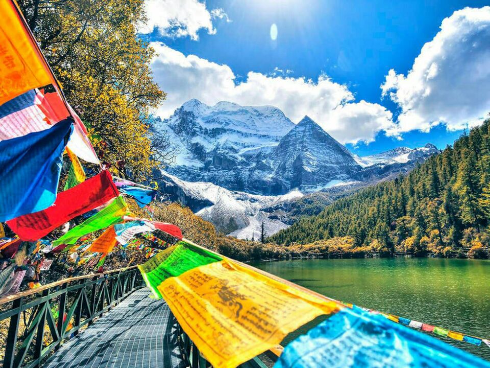 成都租車去海螺溝和稻城亞丁，一路風(fēng)景美不勝收