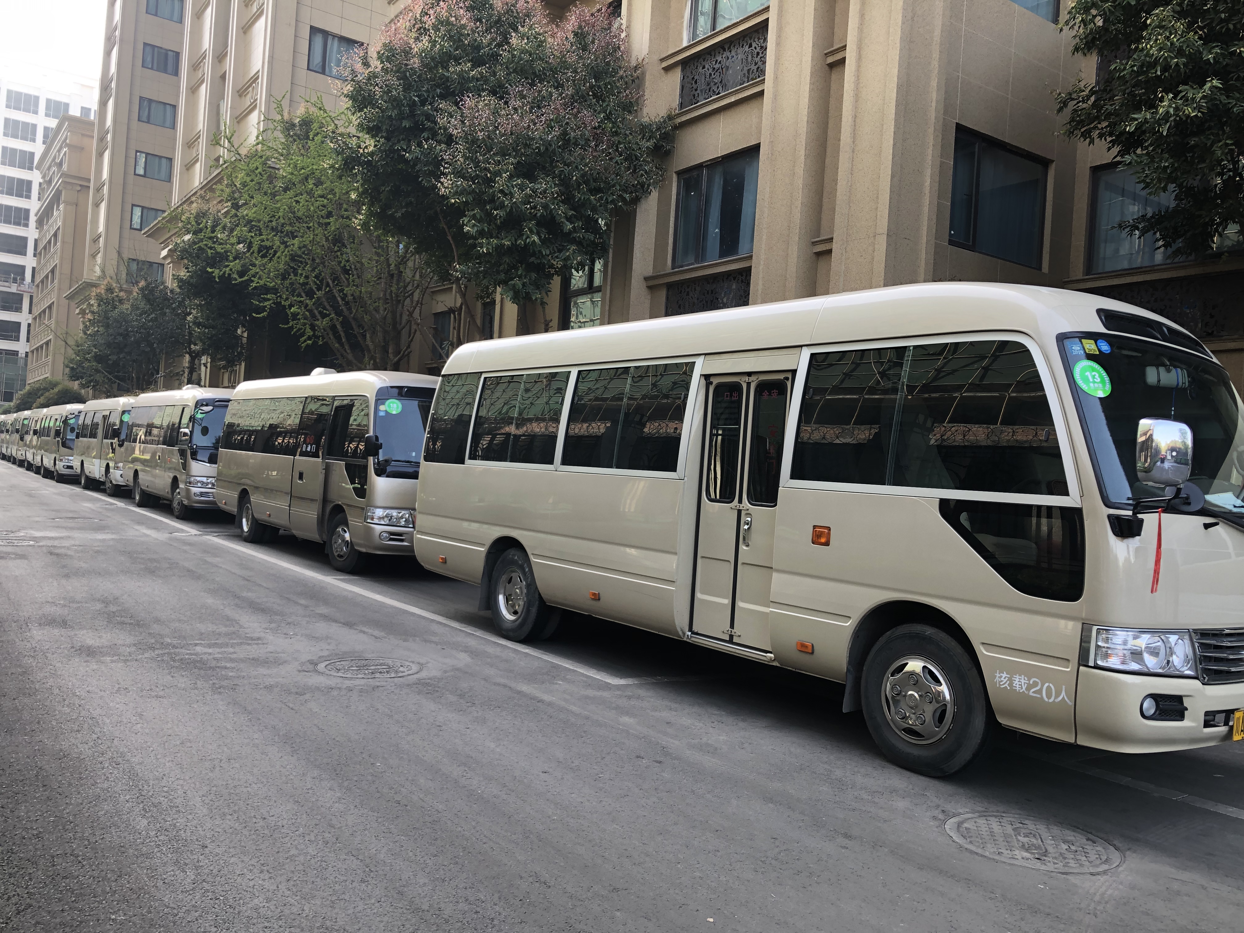 成都包車商務(wù)車帶司機市區(qū)旅游接送一天大概多少錢