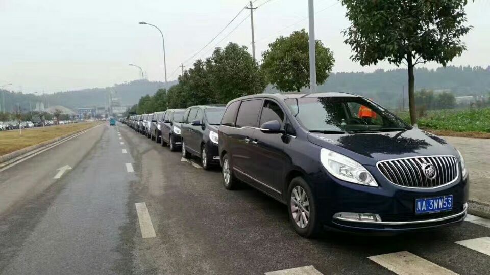 在成都帶司機租7座商務車一天多少錢