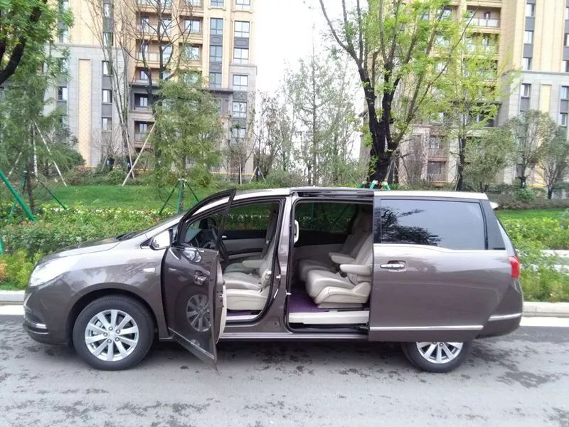 成都一般租輛商務(wù)車的價格