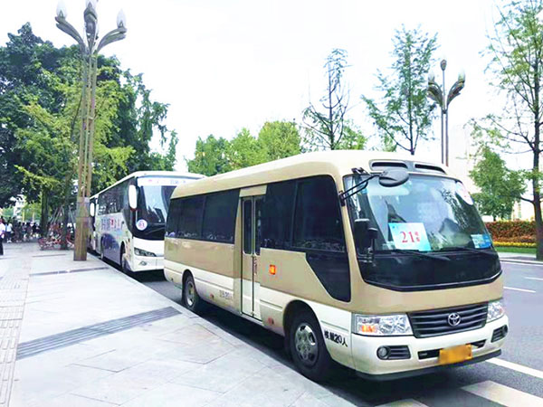 成都租19座中巴車一天多少錢